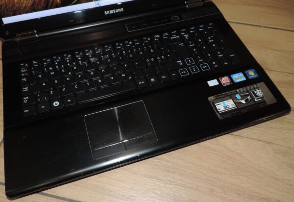 4 Samsung NP-RF712