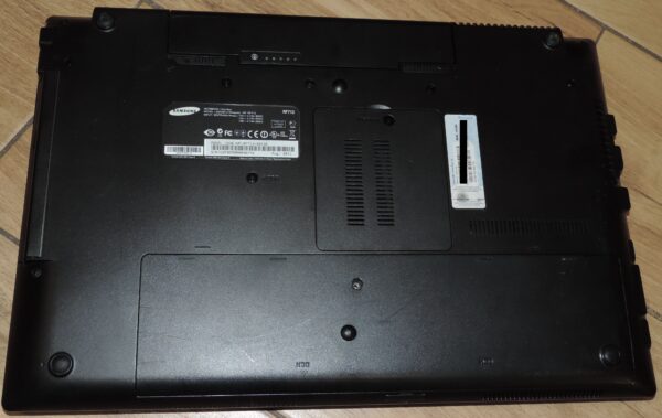 8 Samsung NP-RF712