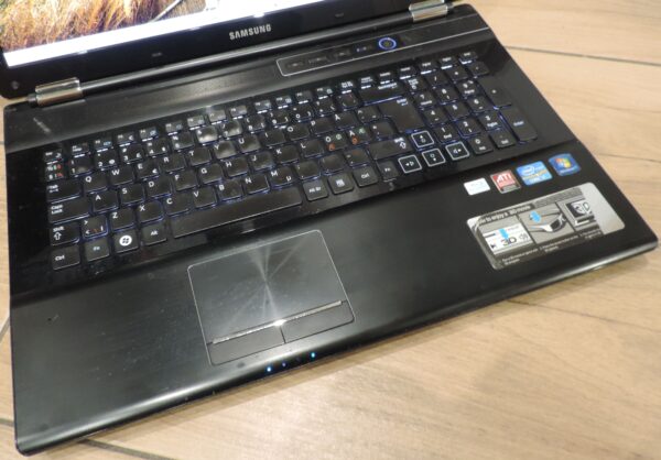 9 Samsung NP-RF712