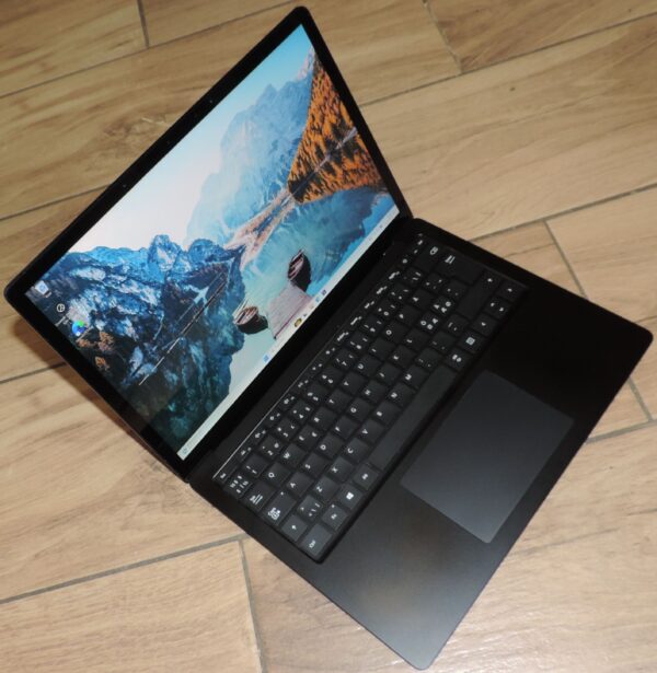 2 Microsoft Surface 3 Model 1868