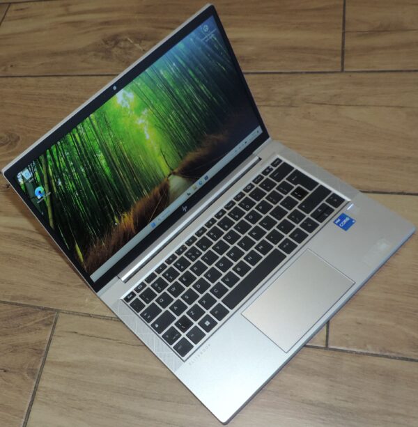 HP Elitebook 830 G8