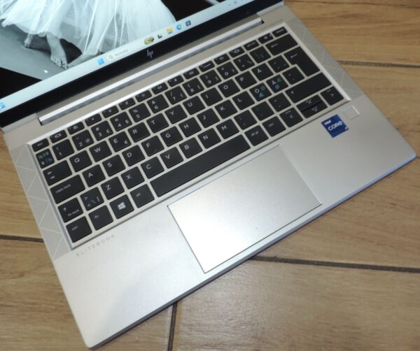 HP Elitebook 830 G8