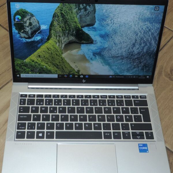 1 HP Elitebook 830 G8